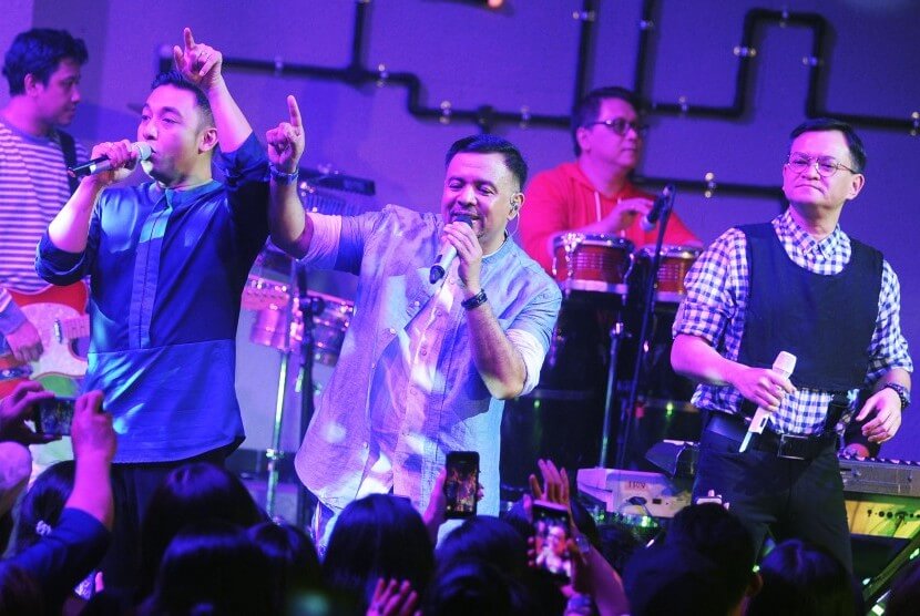 Mario, Carlo, dan Hedi; ketiga vokalis Kahitna dalam salah satu pertunjukkan mereka